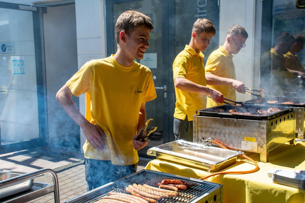 MIWE Azubis grillen für einen guten Zweck