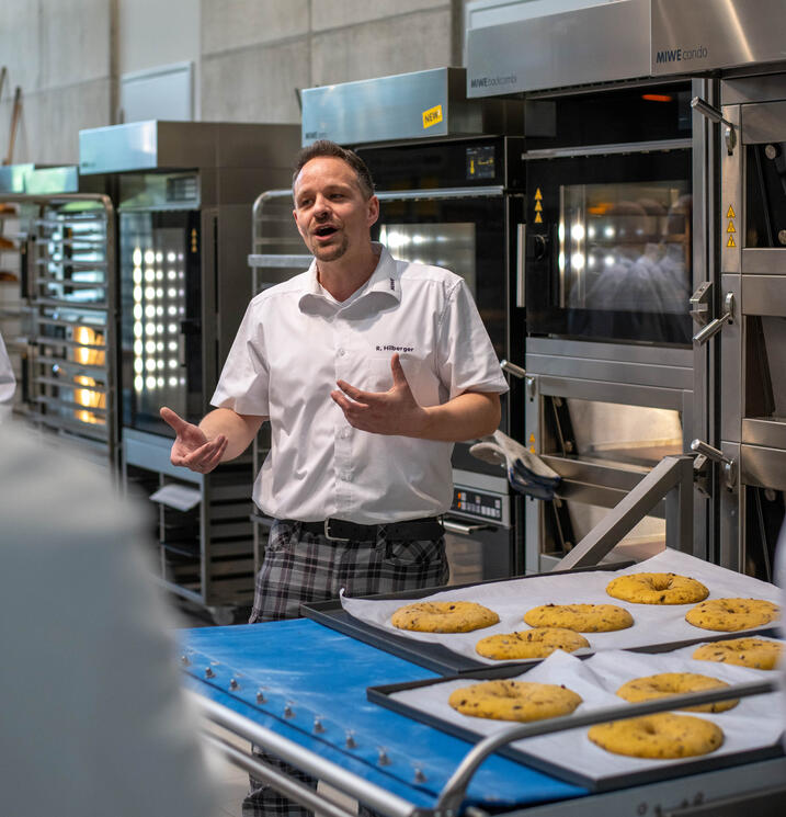 At workshops, seminars and events of all kinds, we bring interested parties closer to the world of shop baking at LBC. Here as a guest: bread sommelier Tobias Exner at MIWE expo.
